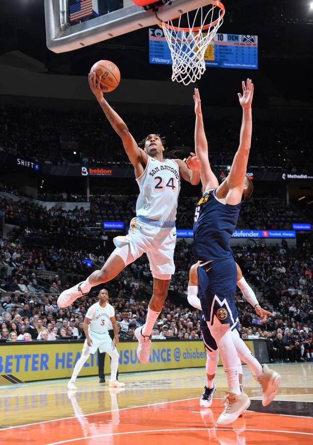 马刺主场胜掘金,全队士气高涨期待新挑战 马刺主场胜掘金,全队士气高涨期待新挑战