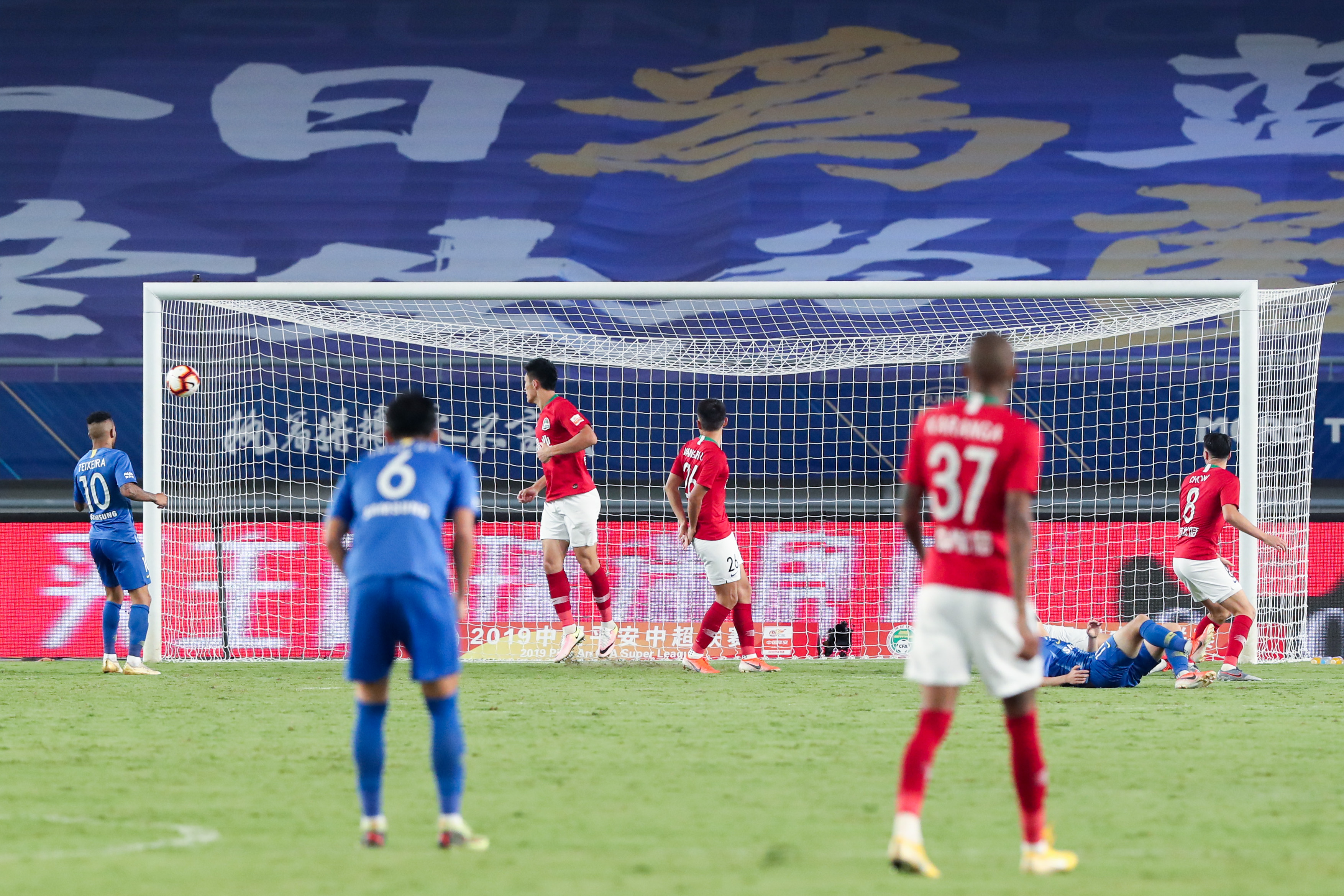 悟空体育官网-苏宁客场压哨进球,惊险取胜河南建业