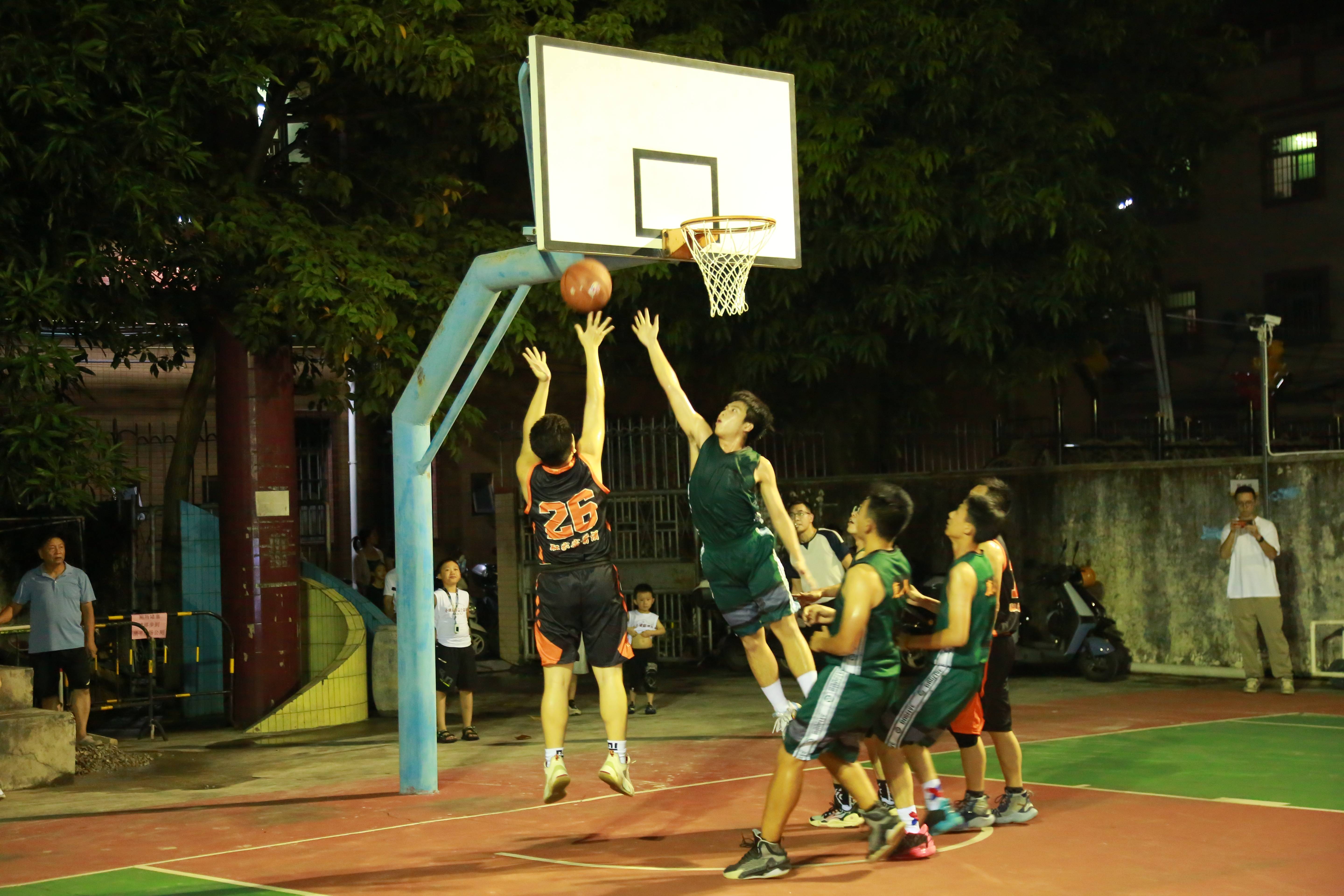 篮球赛事中的精彩瞬间,球迷欢呼雀跃 篮球赛事中的精彩瞬间,球迷欢呼雀跃