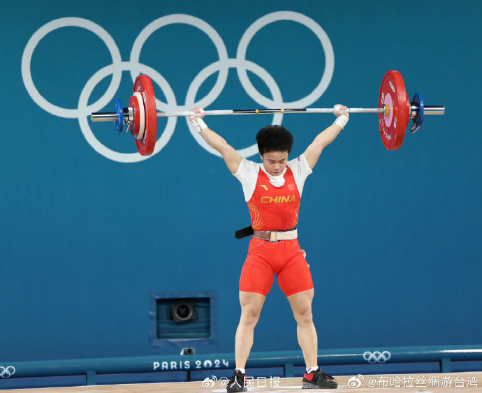 举重选手刷新纪录引发全场欢呼 举重选手刷新纪录引发全场欢呼
