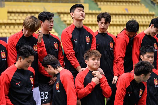 广州主场惨败,球员整体表现不佳 广州主场惨败,球员整体表现不佳