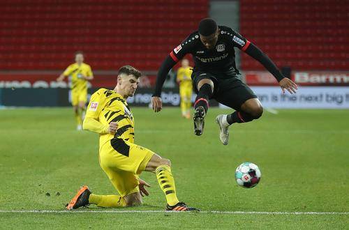 球员在比赛中击溃对手的防守