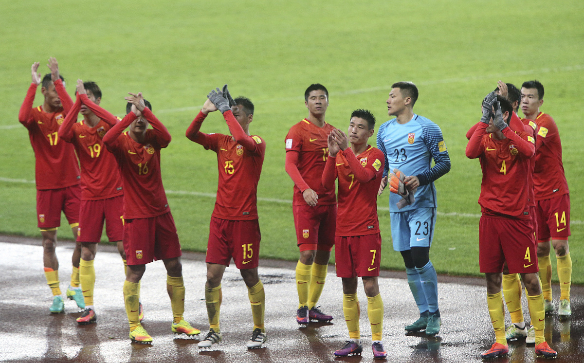 投入战斗!球员们全力以赴争夺胜利 投入战斗!球员们全力以赴争夺胜利