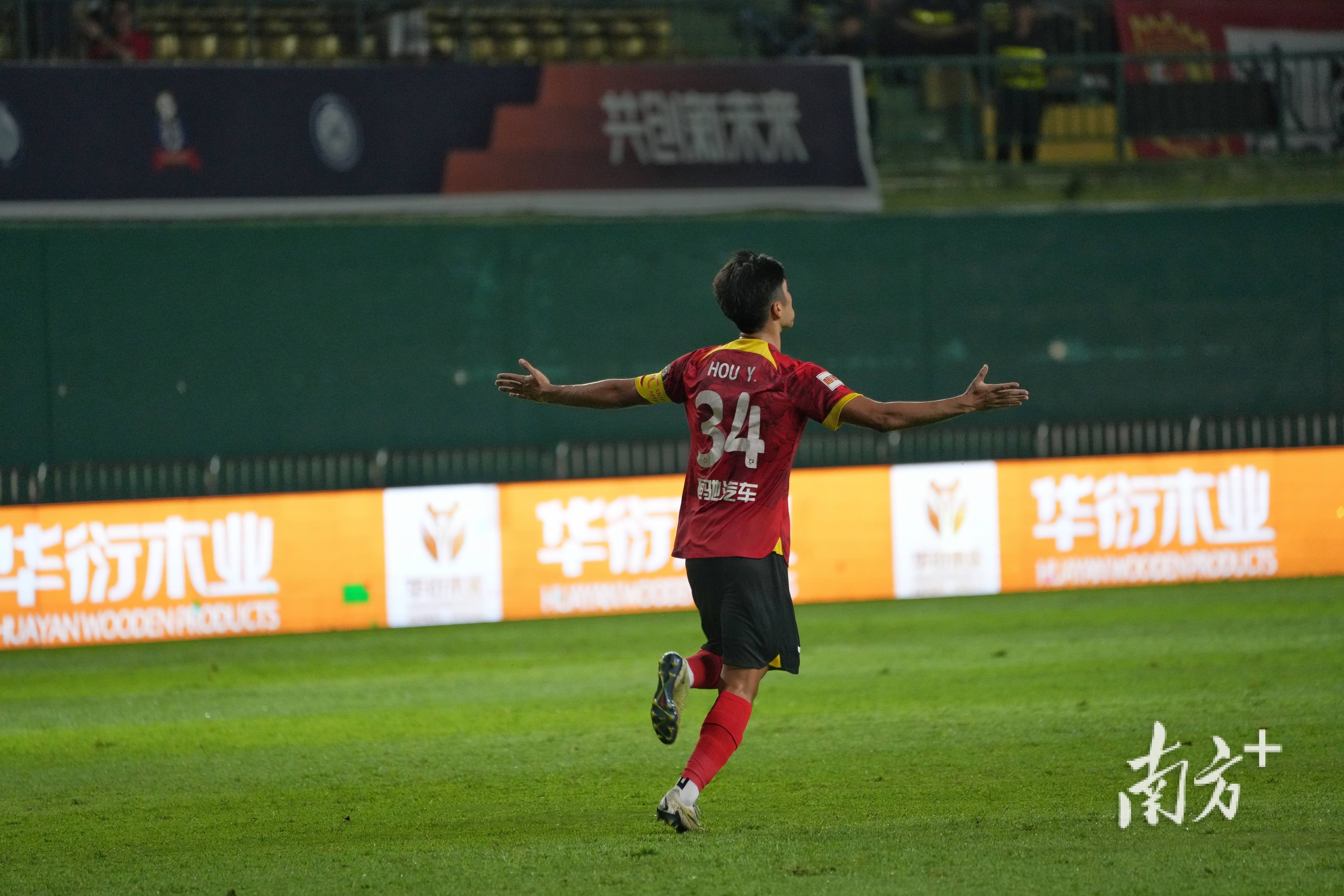 悟空体育-克罗托内主场告捷,保级前景乐观