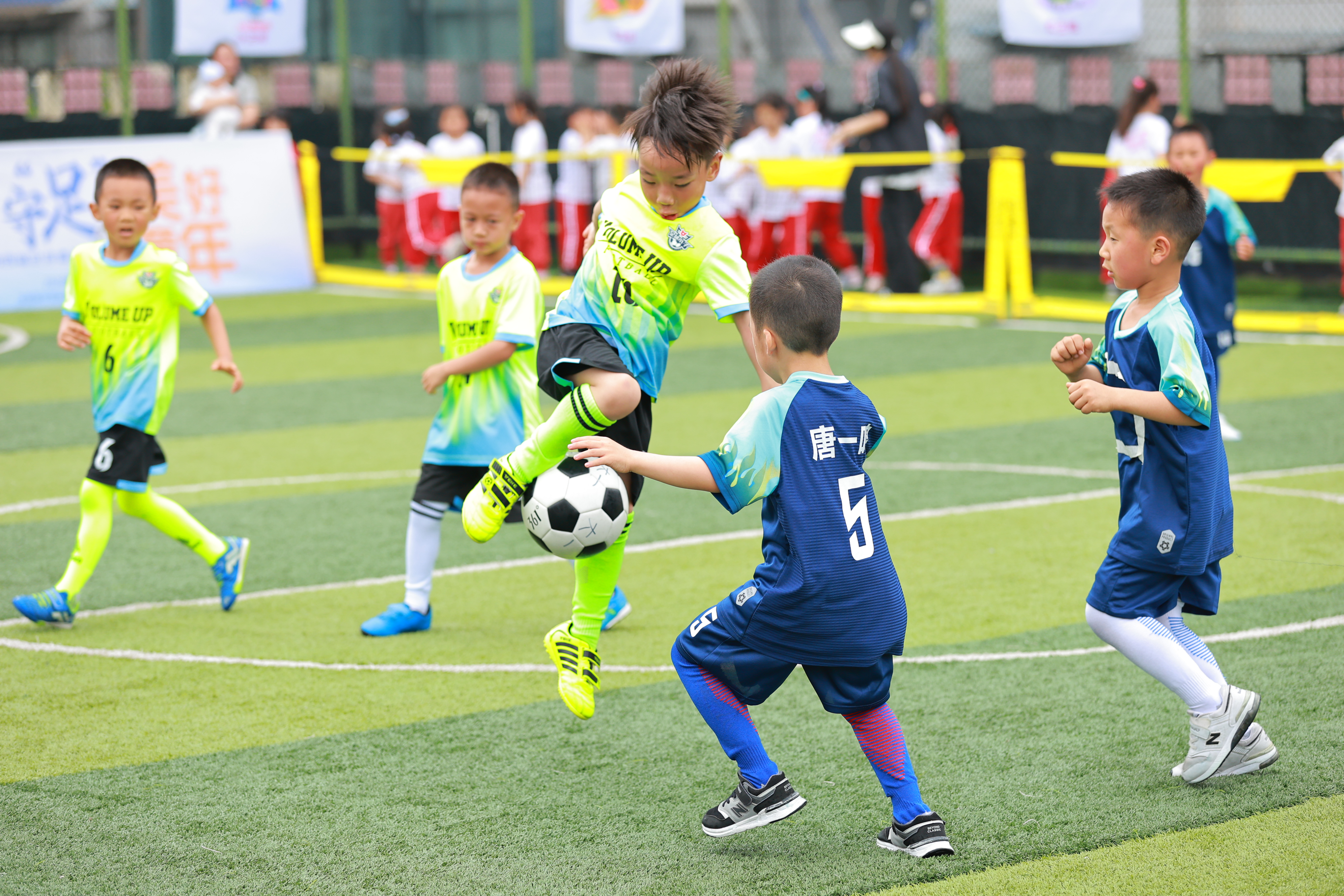 悟空体育官方网站-足球比赛中球员们的风采展现