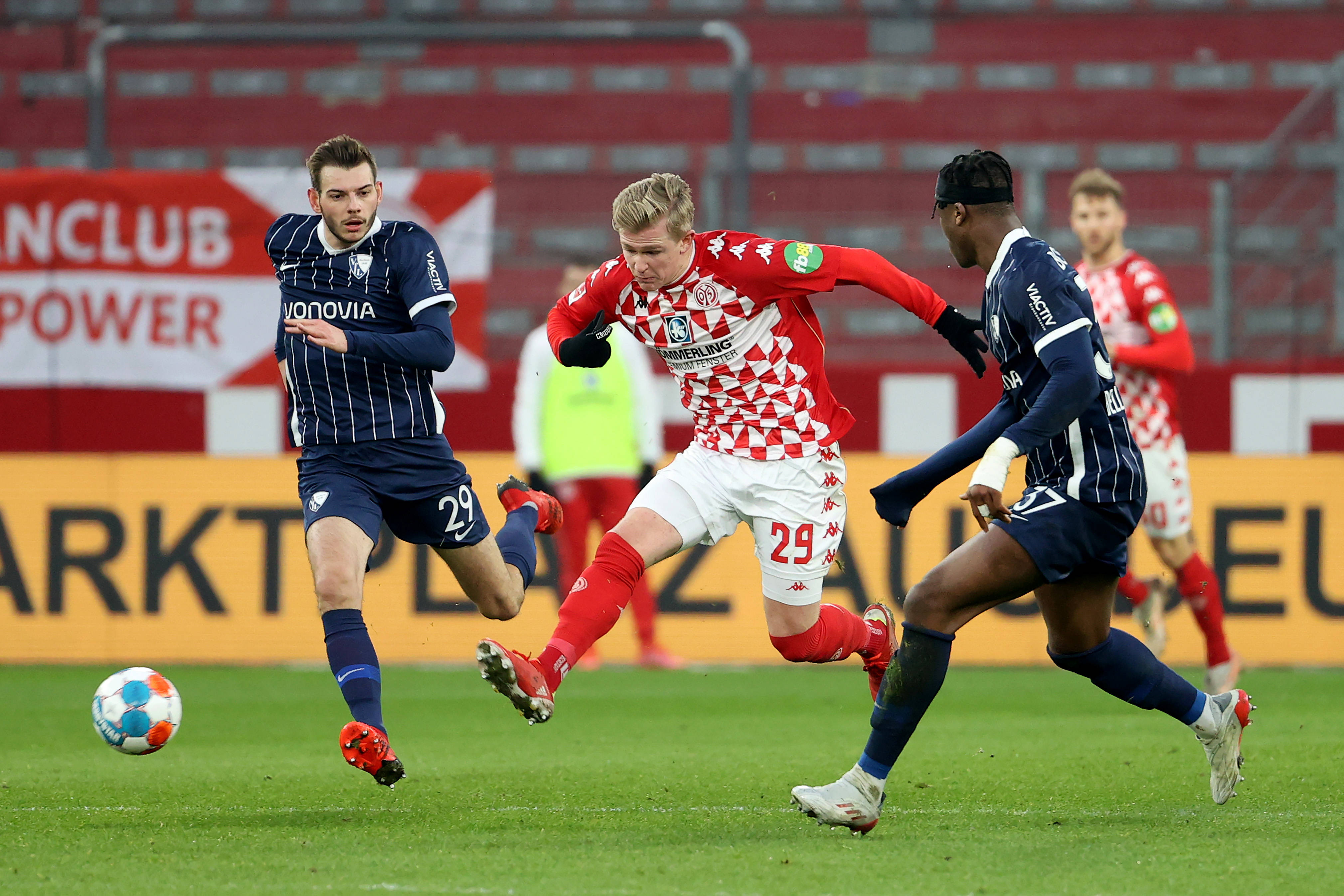 门兴格拉德巴赫与美因茨再度交手,一决胜负 门兴格拉德巴赫与美因茨再度交手,一决胜负