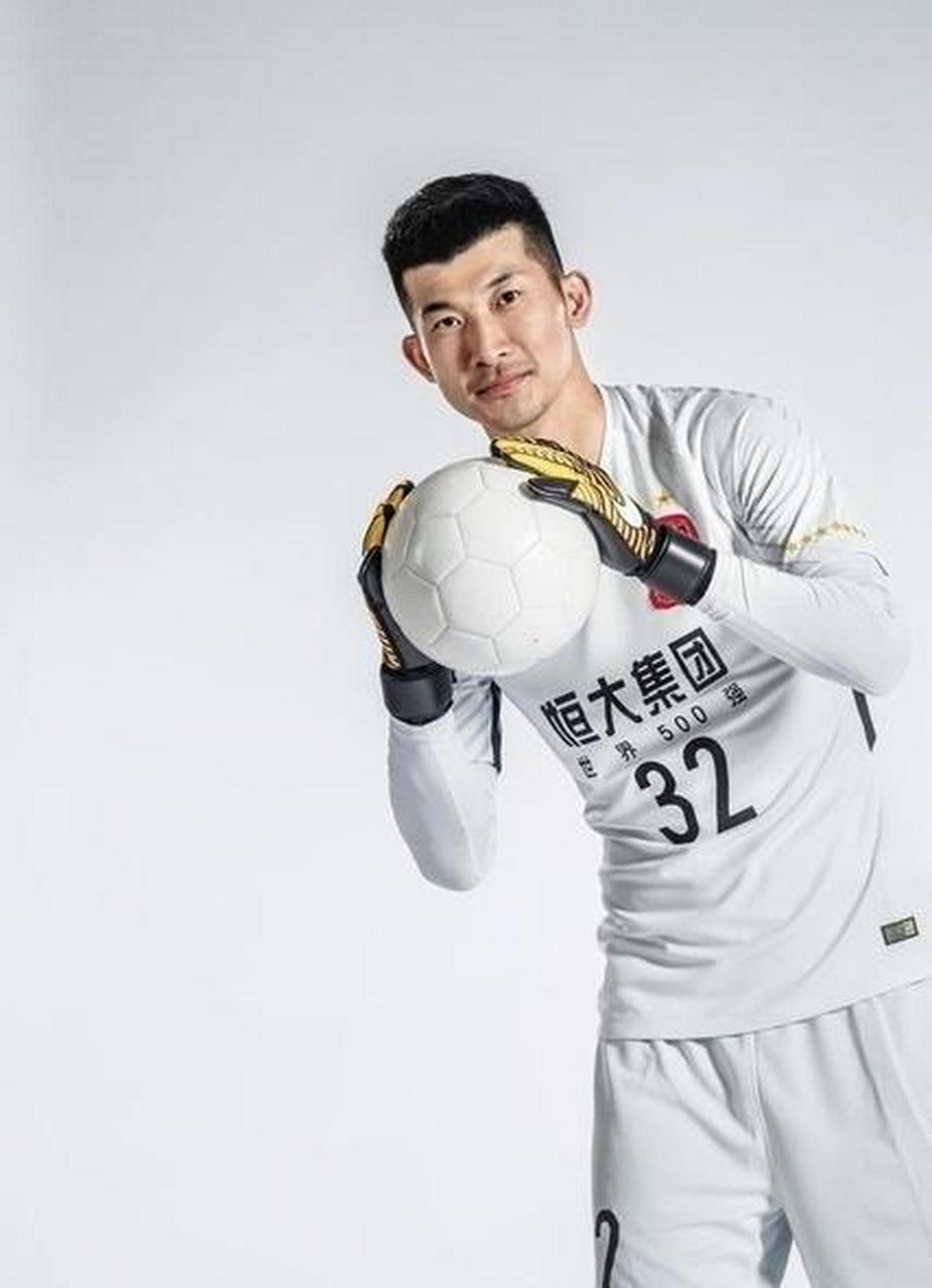 申花球员颜骏凌技惊四座,连续多场比赛保持不丢球 申花球员颜骏凌技惊四座,连续多场比赛保持不丢球