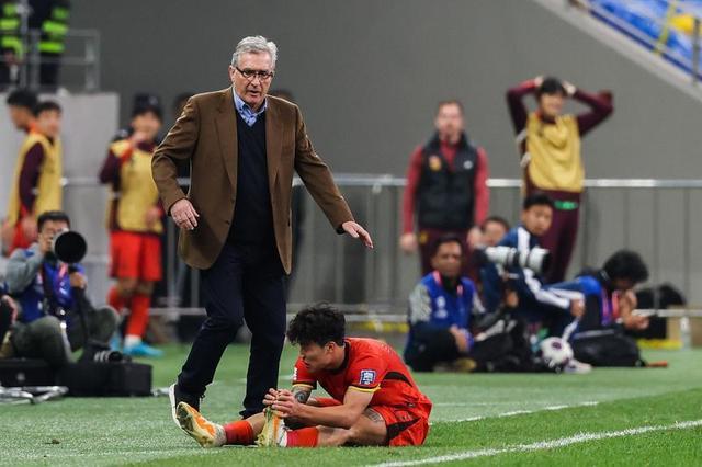 帕德博恩宣布球员伤情,备战新一轮比赛 帕德博恩宣布球员伤情,备战新一轮比赛