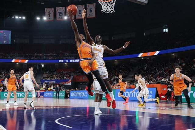 上海男篮主场胜山东,表现抢眼 上海男篮主场胜山东,表现抢眼