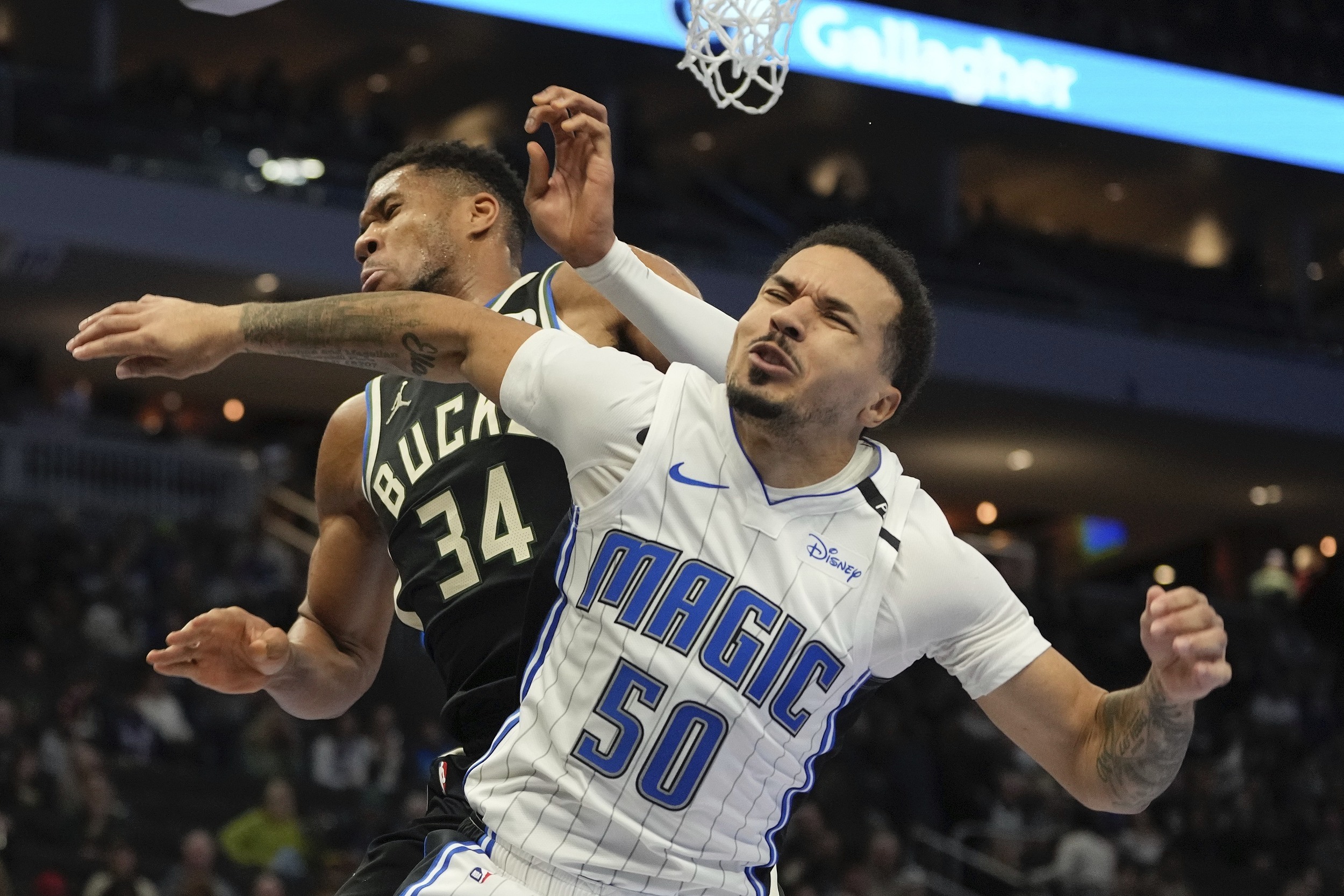 雄鹿客场势不可挡,击败快船 雄鹿客场势不可挡,击败快船