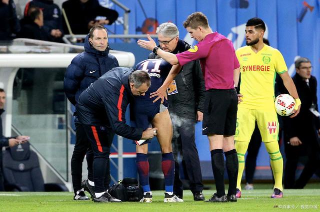 摩纳哥球员为胜利努力，最终成功击败对手