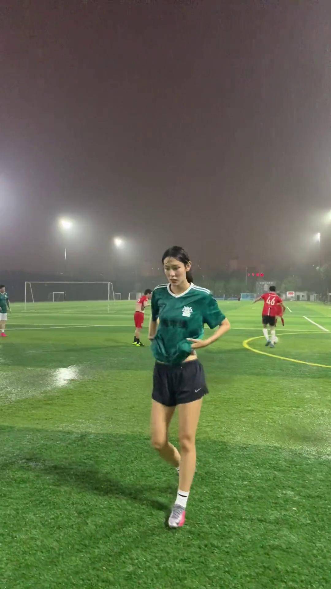 振奋人心的足球大赛,女足选手全神贯注,势如破竹! 振奋人心的足球大赛,女足选手全神贯注,势如破竹!