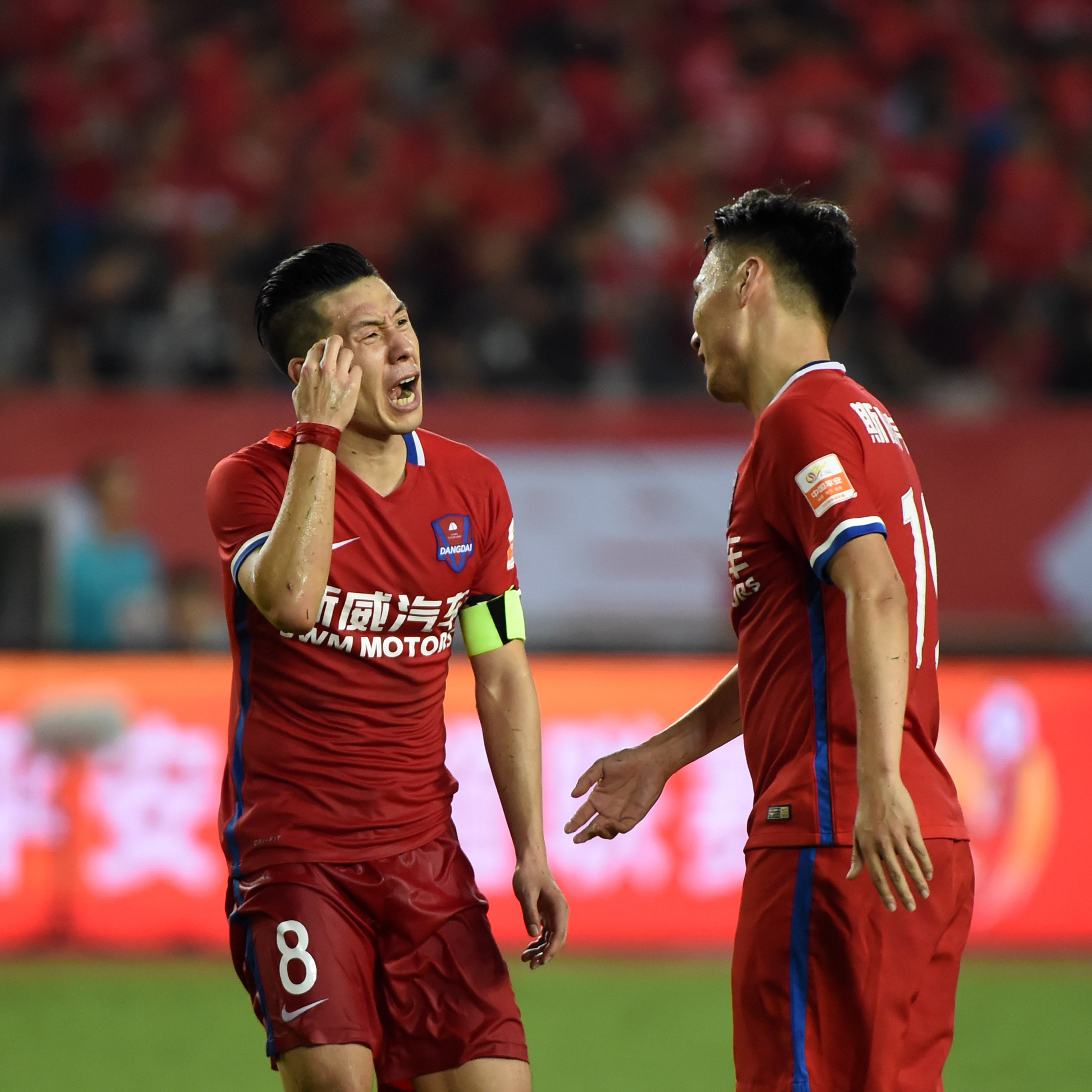 山东鲁能主场战胜重庆斯威，保持领先优势