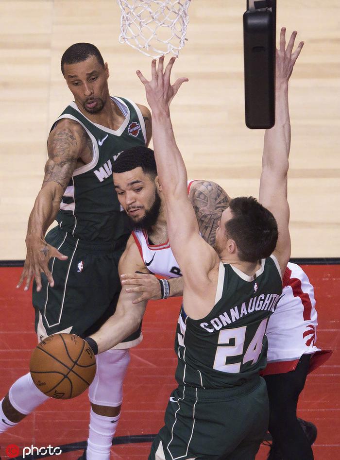 猛龙大胜雄鹿,莱昂纳德砍下40分 猛龙大胜雄鹿,莱昂纳德砍下40分