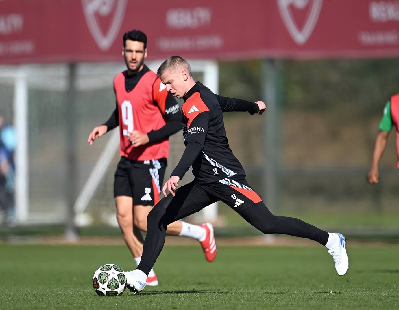 阿贾克斯锋线连续爆发，进球效率惊人