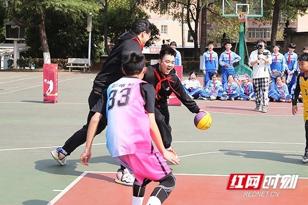 悟空体育-篮球运动再次引爆热情,吸引无数目光