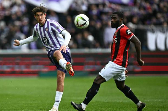 悟空体育-圣埃蒂安在客场比赛中大胜对手,取得三分