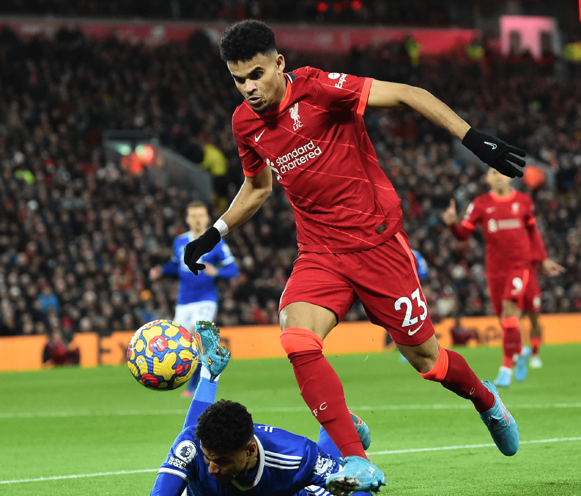 悟空体育-边路球员全场奔波,送出制胜传球助攻