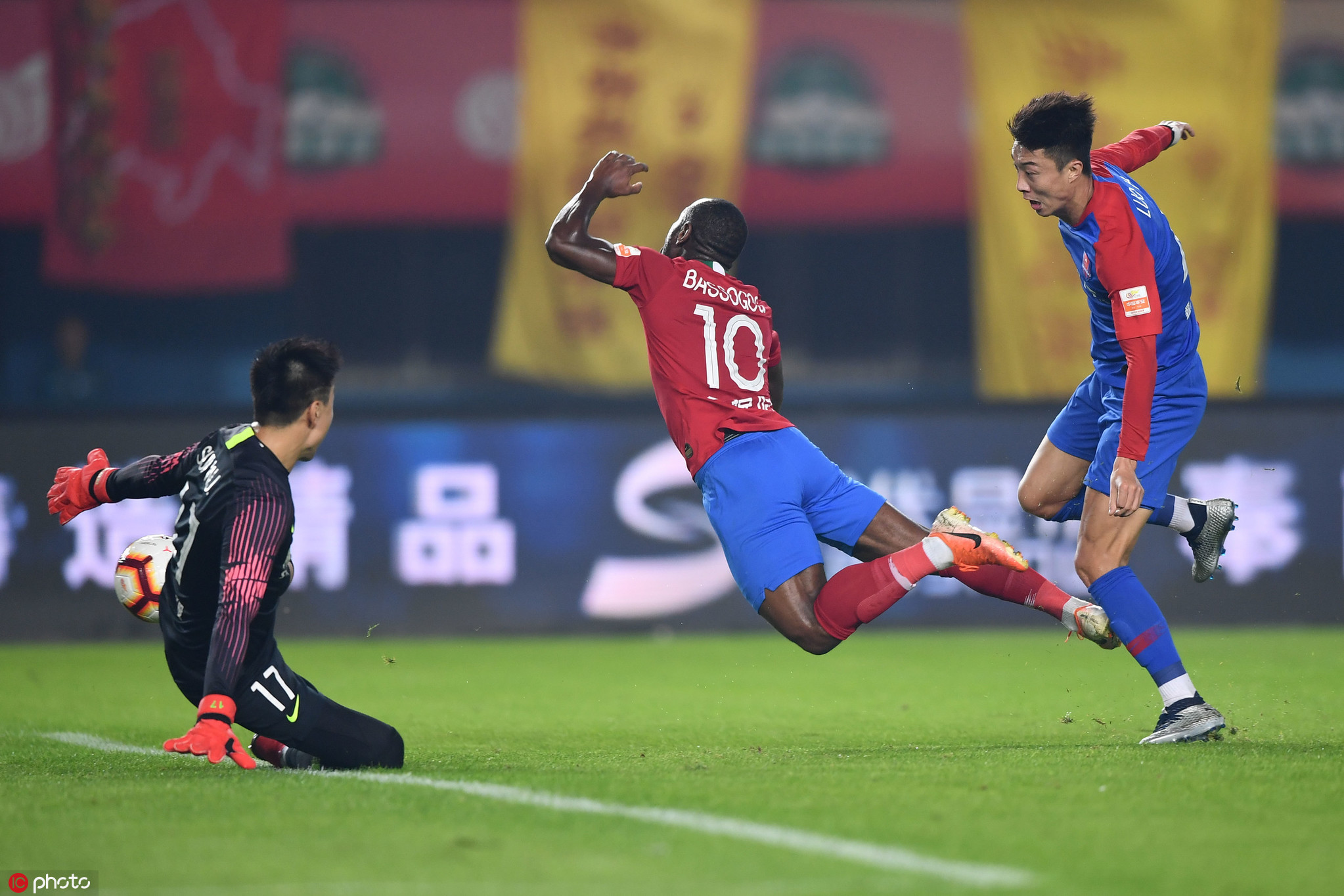 悟空体育官网-重庆斯威主场大胜,疯狂进球喜上眉梢