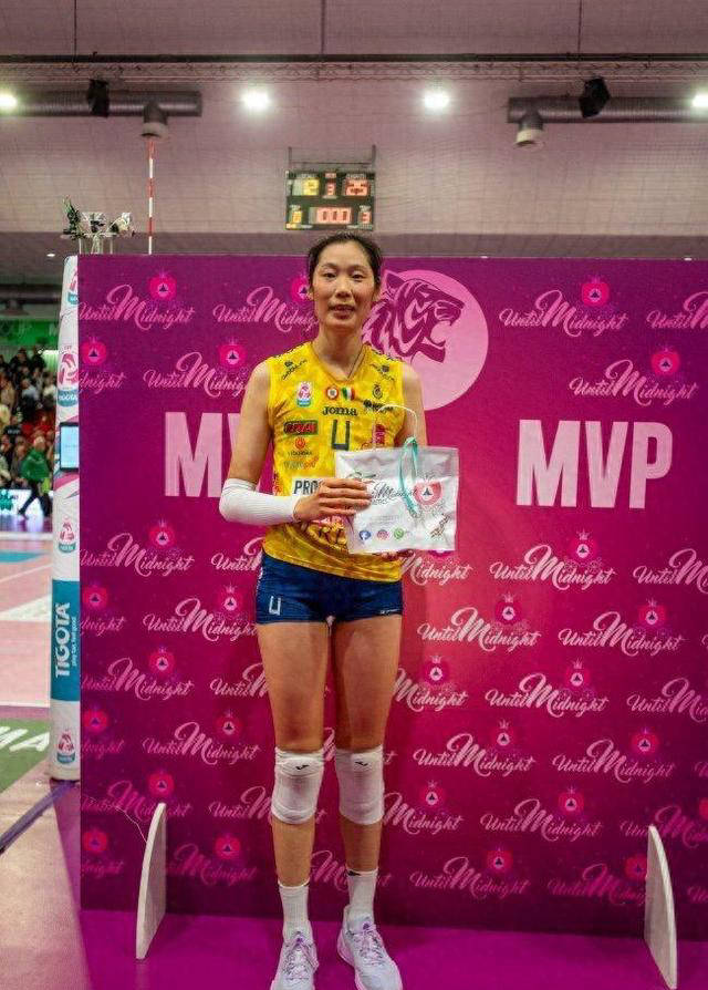 悟空体育官方网站-冠军风采!中国女足在比赛中夺魁