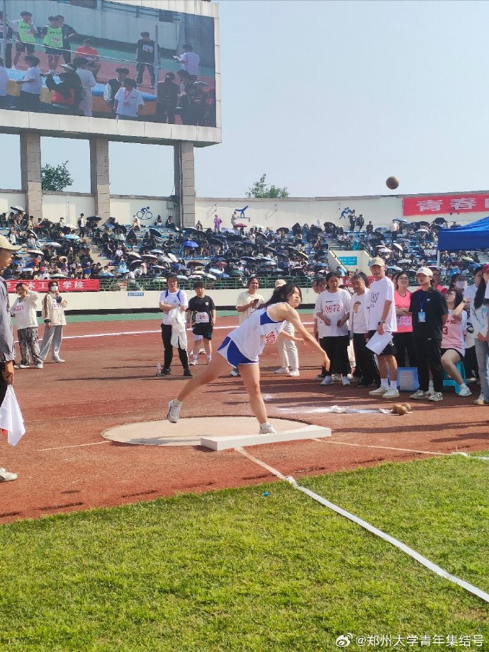悟空体育官网-赛场上挥洒汗水,全情投入角逐