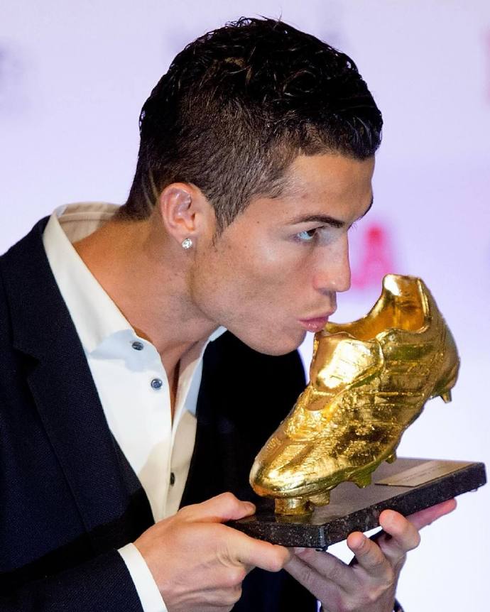 悟空体育官方网站-尤文图斯前锋罗纳尔多荣膺金靴