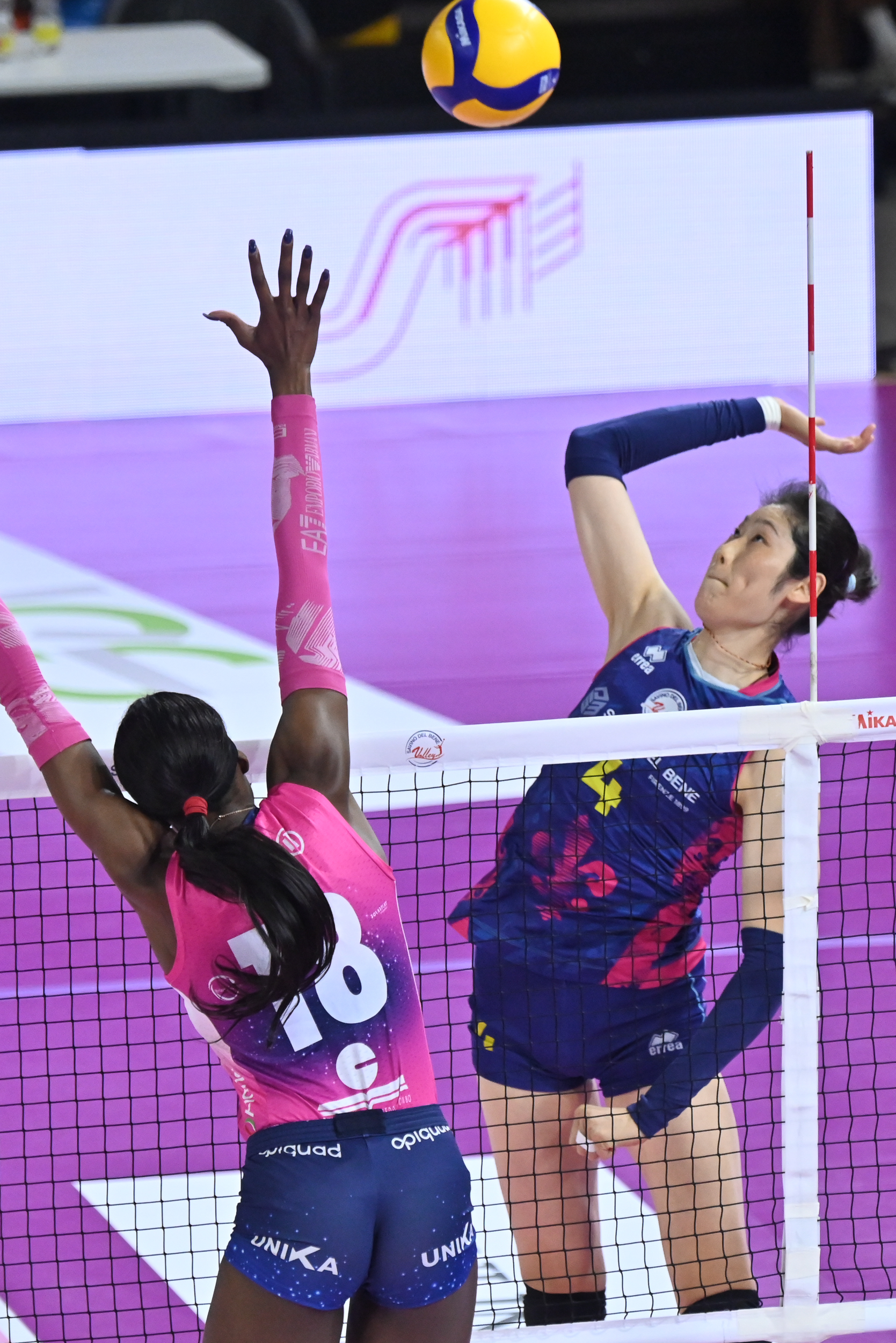 悟空体育官网-著名比赛现场:女性球员表现出色