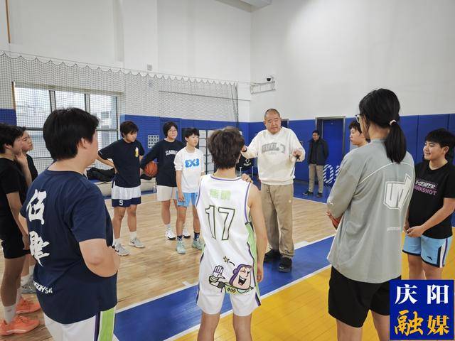 专业篮球球队队员接受特训备战