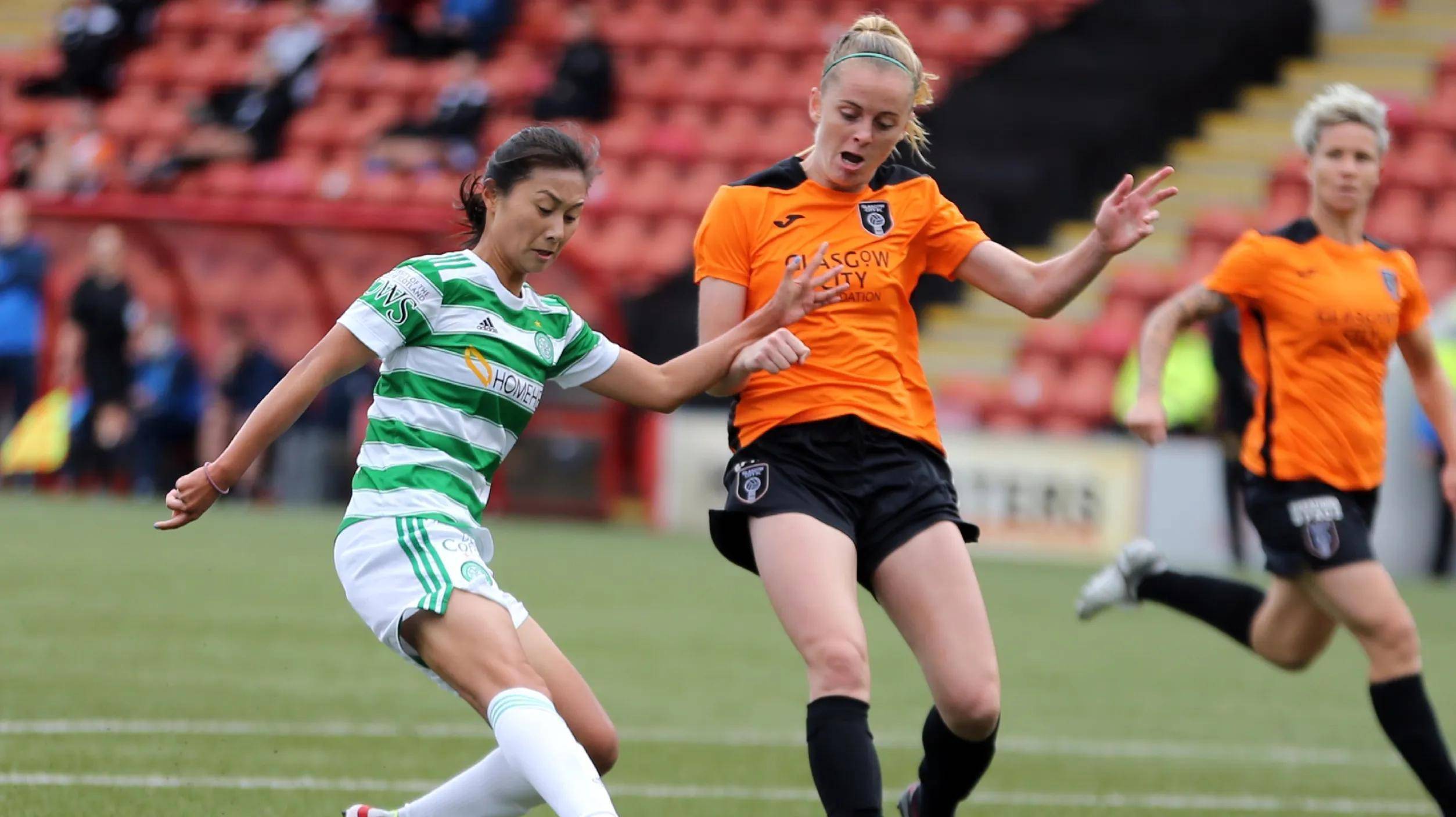 希腊女足队员令对手望风而逃,夺取胜利 希腊女足队员令对手望风而逃,夺取胜利