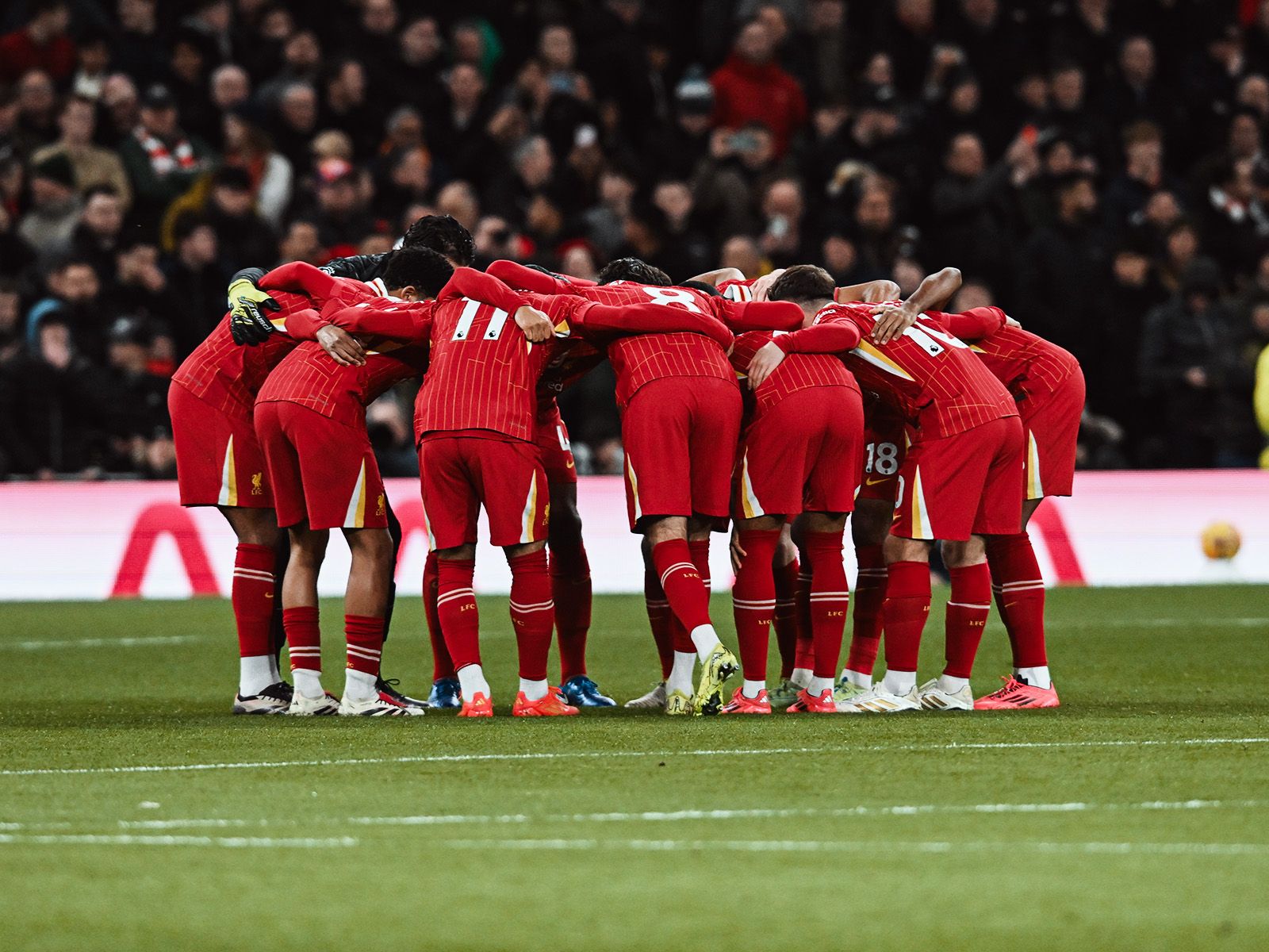 利物浦主场大胜,登顶英格兰足球榜首 利物浦主场大胜,登顶英格兰足球榜首