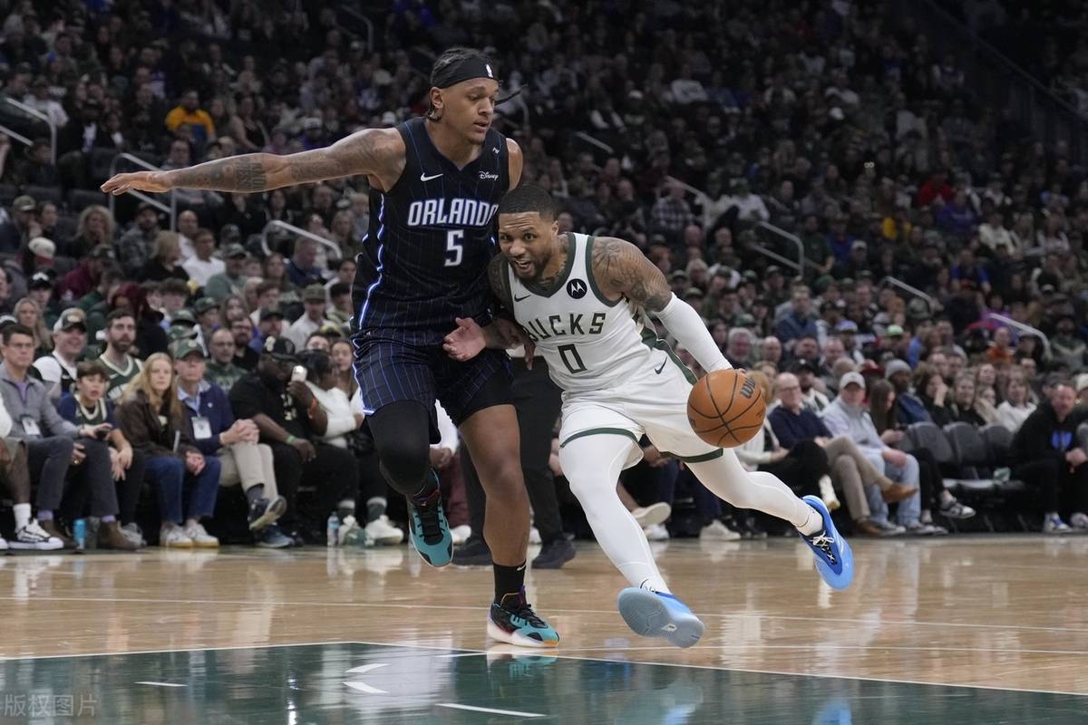 雄鹿客场险胜雷霆,字母哥最后时刻连进重要得分 雄鹿客场险胜雷霆,字母哥最后时刻连进重要得分