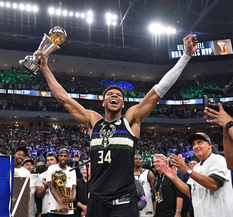 勇士主场惨遭狂扫,雄鹿砍下30+,拒绝败绩 勇士主场惨遭狂扫,雄鹿砍下30+,拒绝败绩