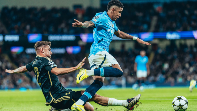 曼城主场大败南安普顿,领先优势缩小 曼城主场大败南安普顿,领先优势缩小