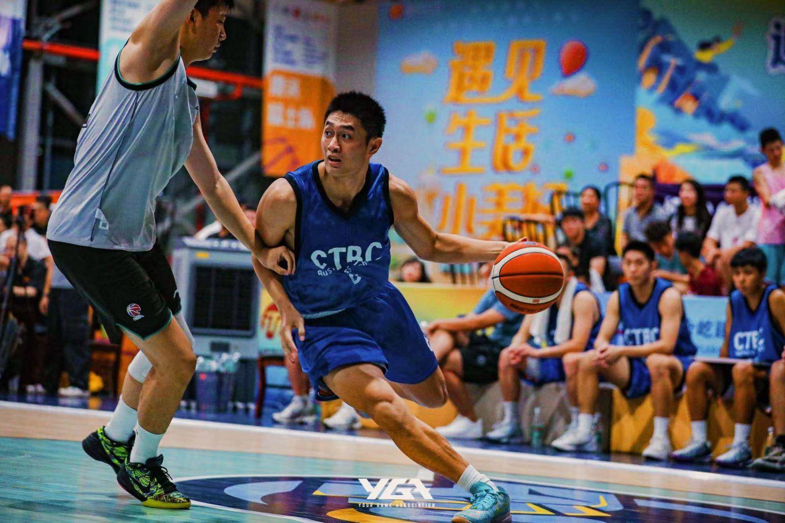 悟空体育官网-篮球传奇球员为球队助阵,球迷欢呼雀跃