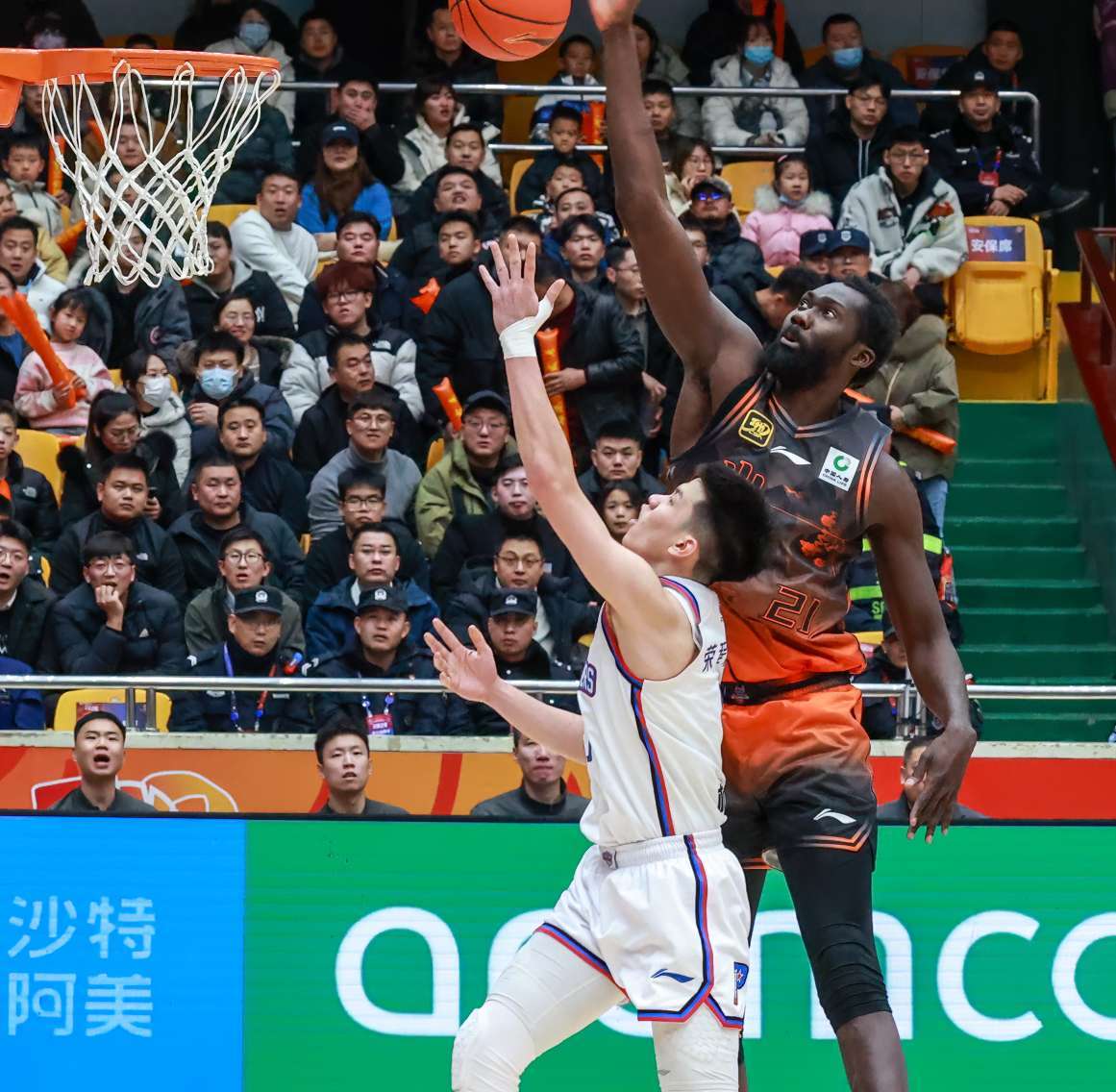 重庆队主场惨败于山东男篮,止步两连败 重庆队主场惨败于山东男篮,止步两连败