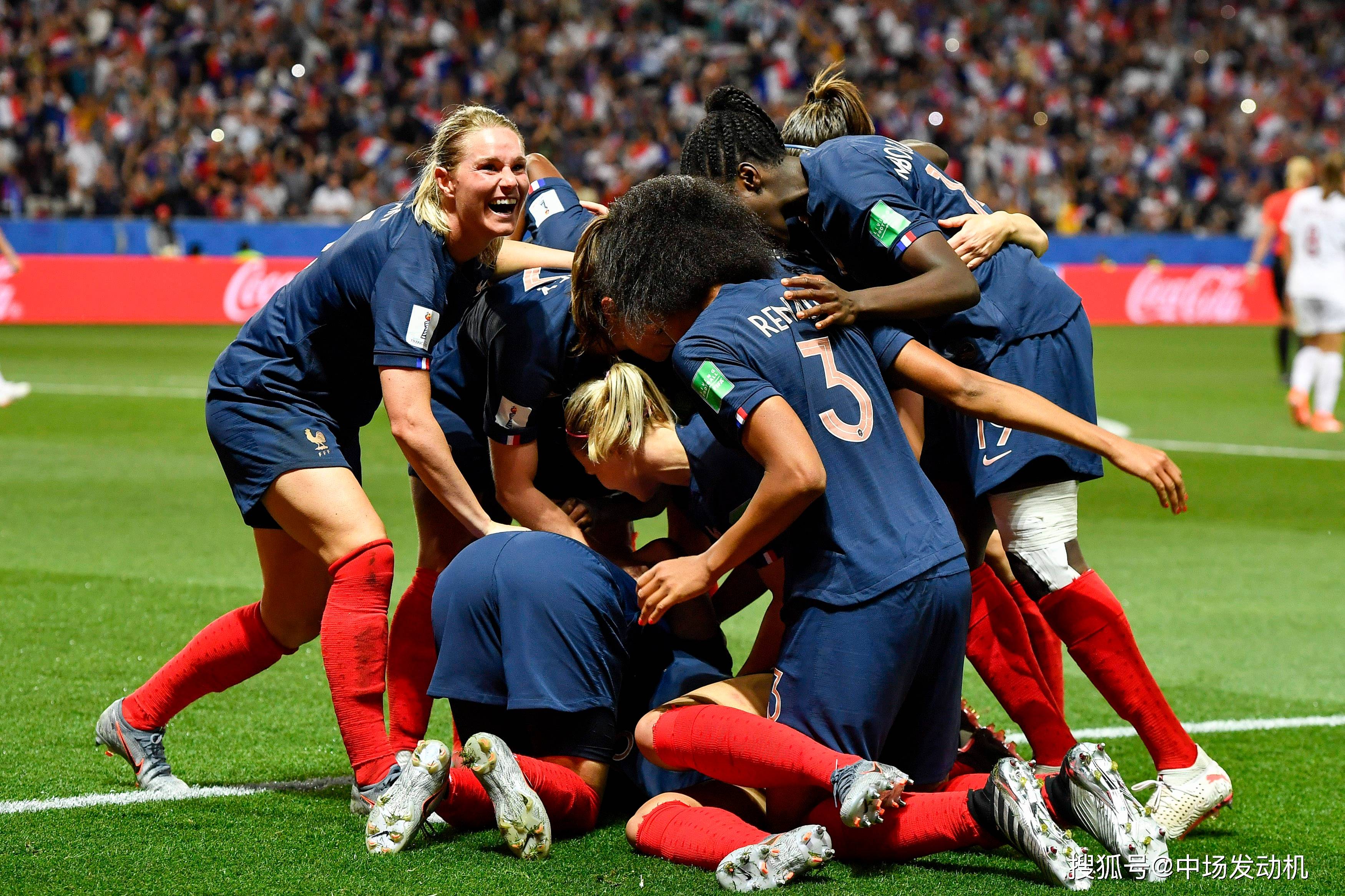 德国女足队员个个状态火热,助球队获胜 德国女足队员个个状态火热,助球队获胜