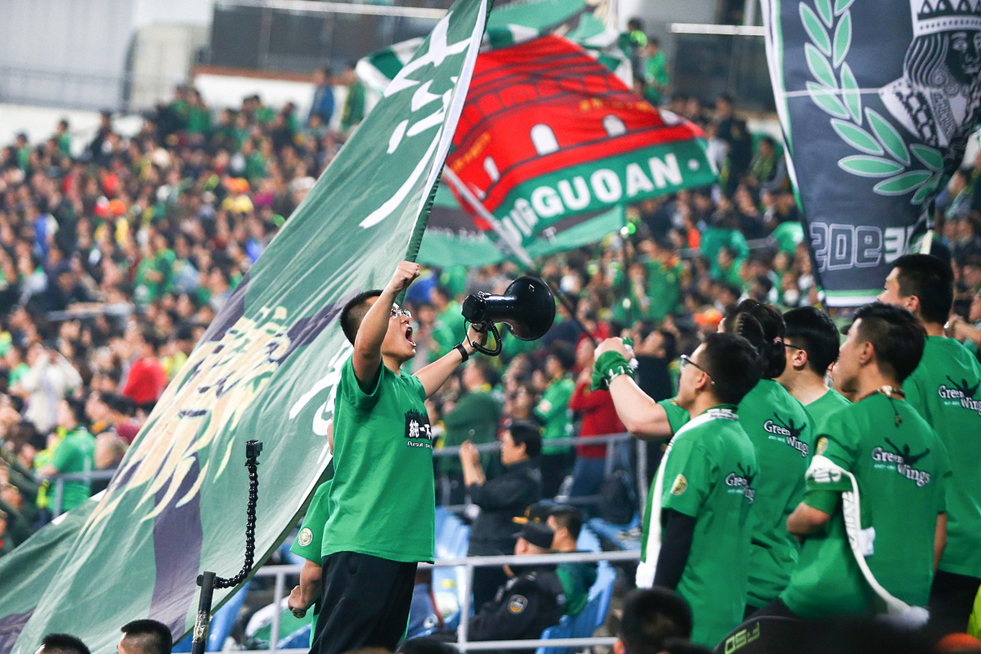 悟空体育-狂热球迷为球队赢得季后赛胜利欢呼