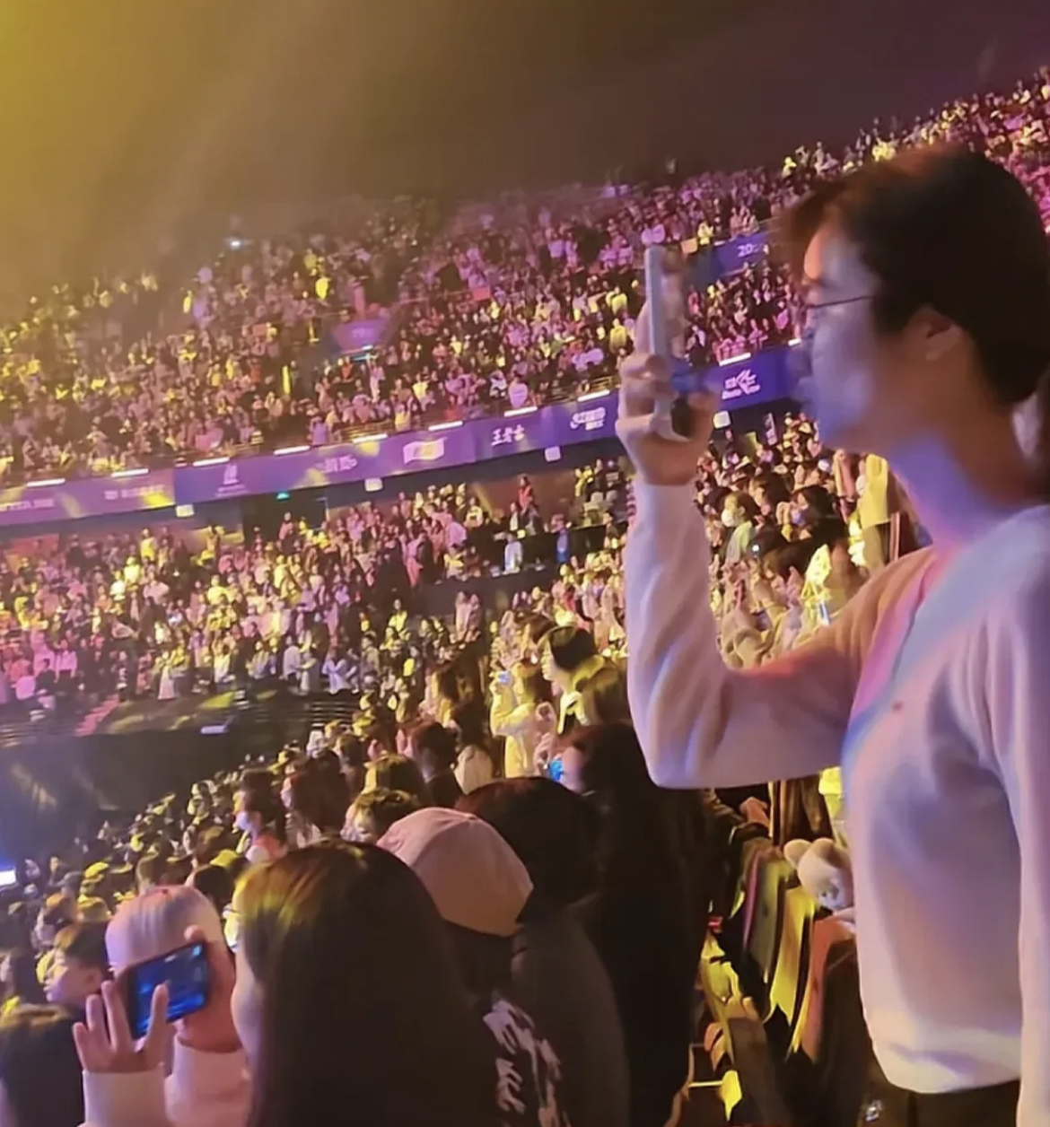 狂热球迷为球队赢得季后赛胜利欢呼 狂热球迷为球队赢得季后赛胜利欢呼