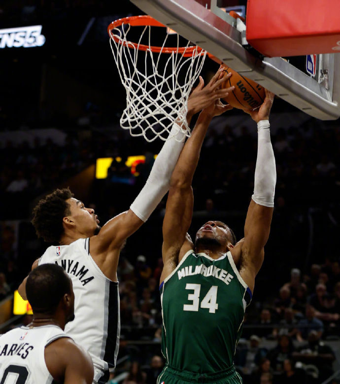 雄鹿胜出马刺，保持不败