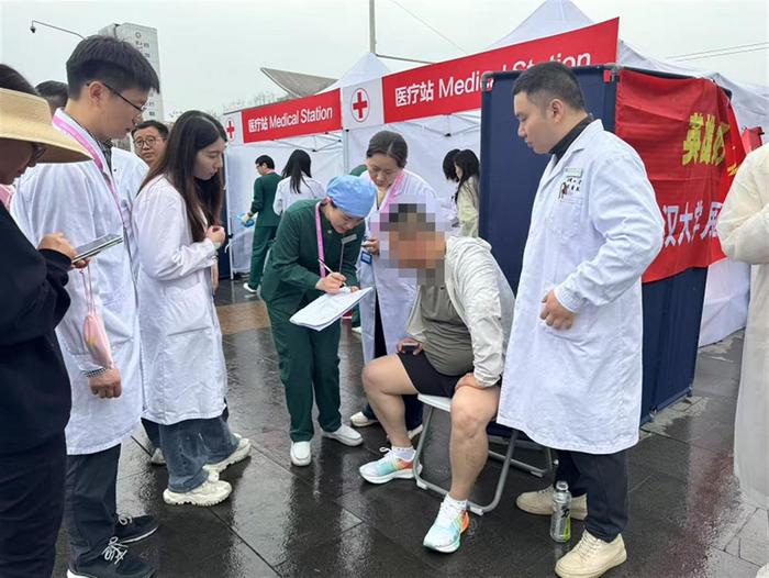 悟空体育-医疗队紧急出手!选手突发状况,紧急就医