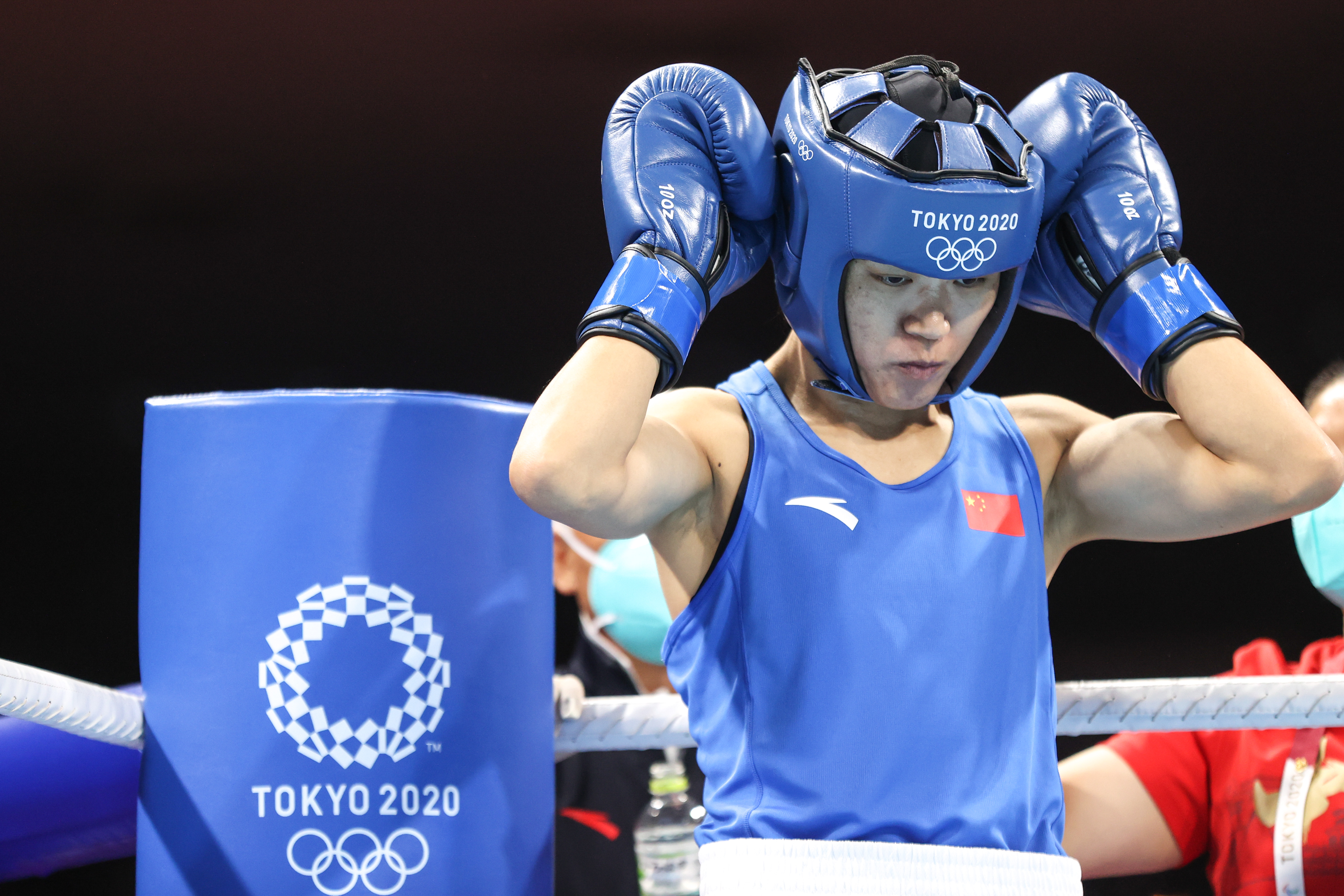 拳击男子决赛场上激战，古巴选手技高一筹夺冠！