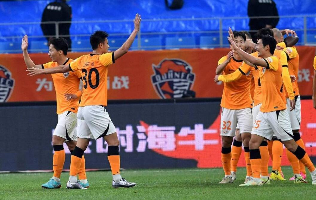 悟空体育-赛事延期宣布,球迷等待重燃比赛热情