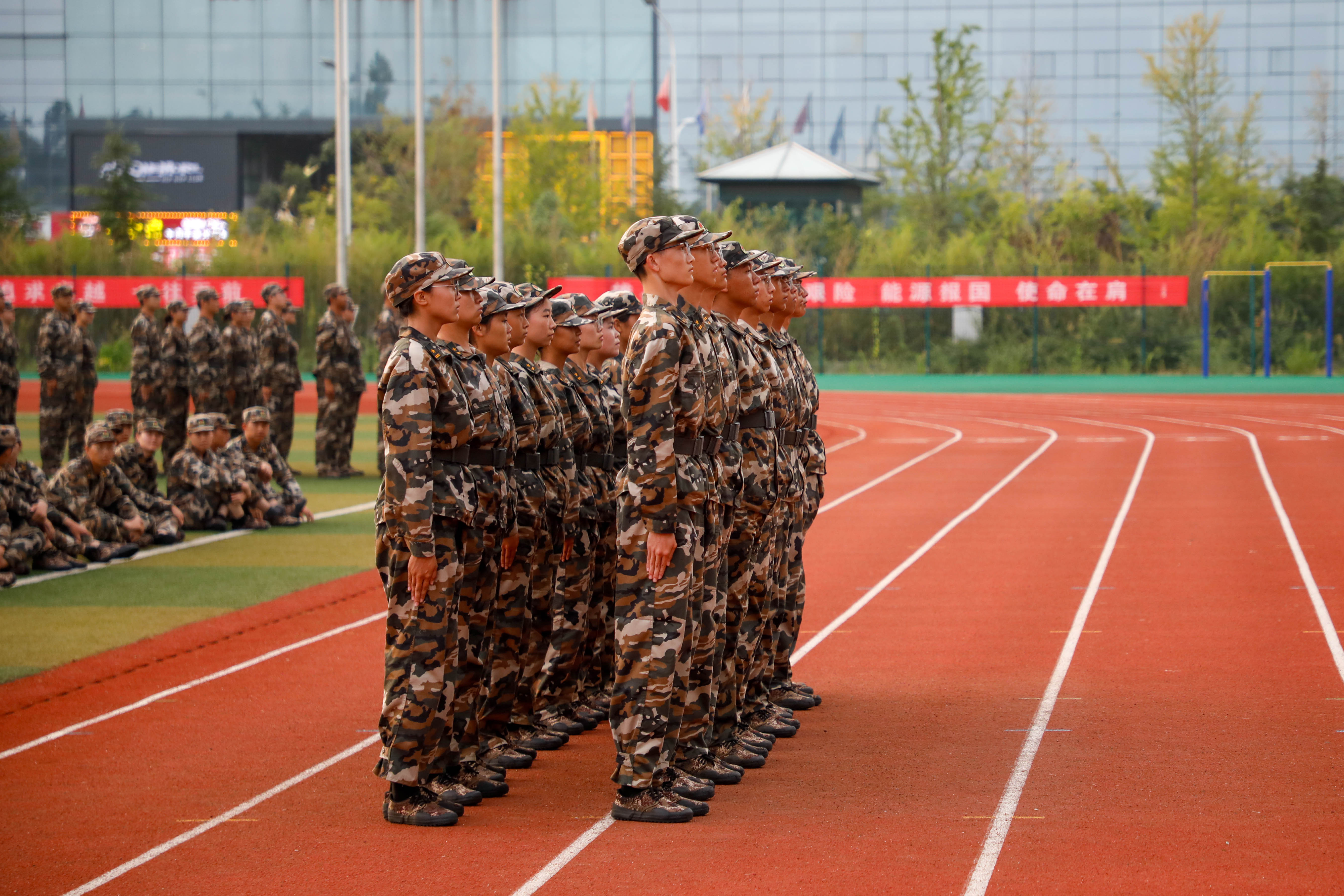 经验丰富的领队带队冲锋在前,破坚如铁 经验丰富的领队带队冲锋在前,破坚如铁