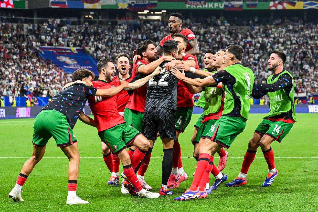 一名球员在比赛中取得帽子戏法，帮助球队获胜