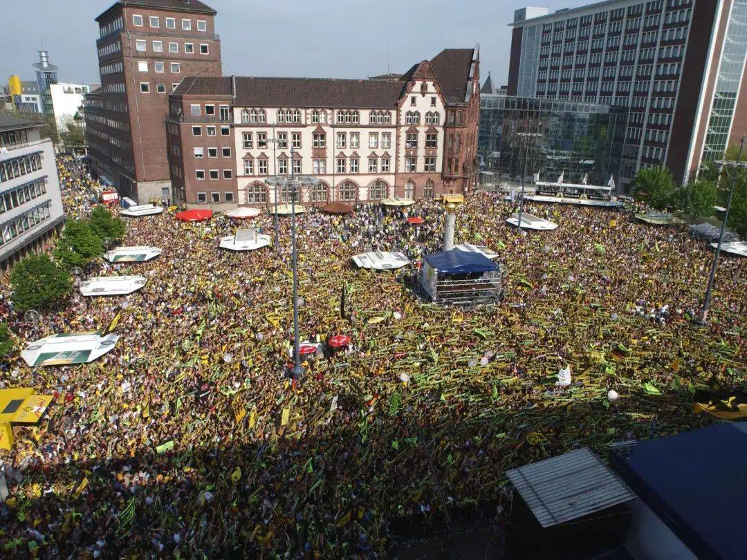 悟空体育官网-欧洲球场上燃烧着奋力争先的战火