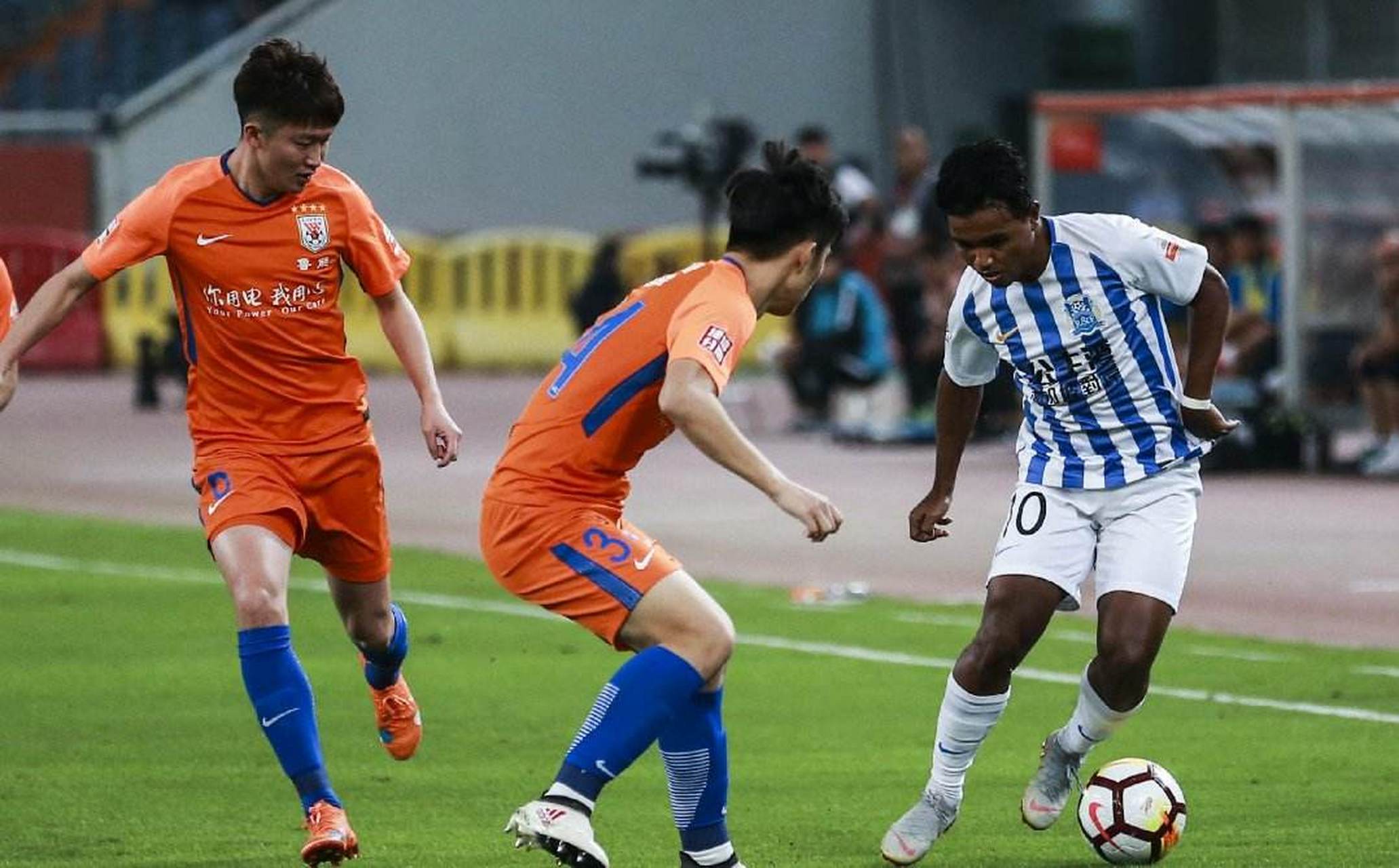 悟空体育官网-富力球员奉献精彩进球,全队士气飙升