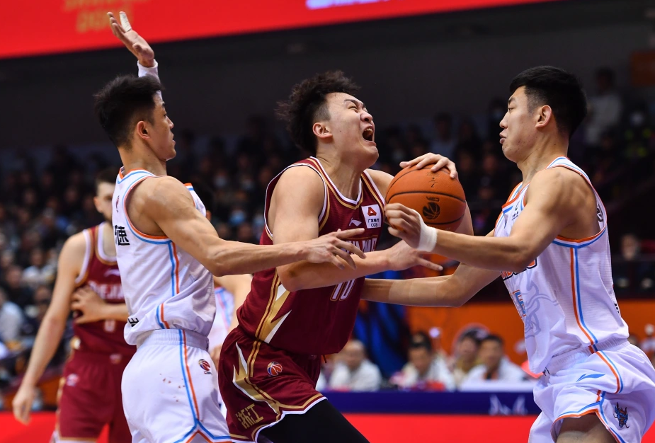 悟空体育官方网站-包头男篮新锋线崛起,携手取得成功