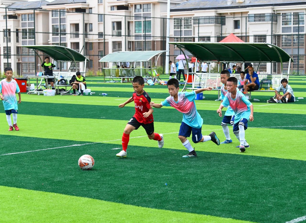 悟空体育官方网站-足球比赛现场球员们斗志昂扬,力战对手