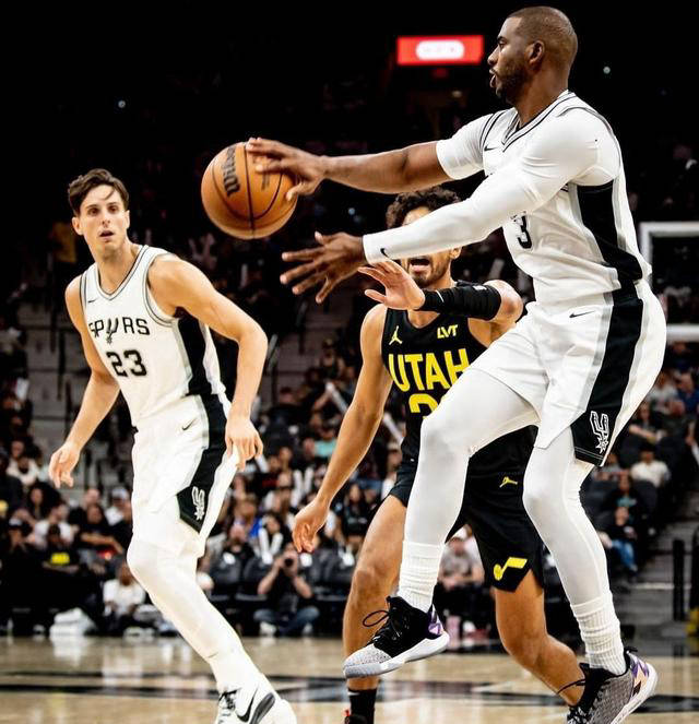 悟空体育-勇士主场惨败,客场小胜马刺取得关键胜利