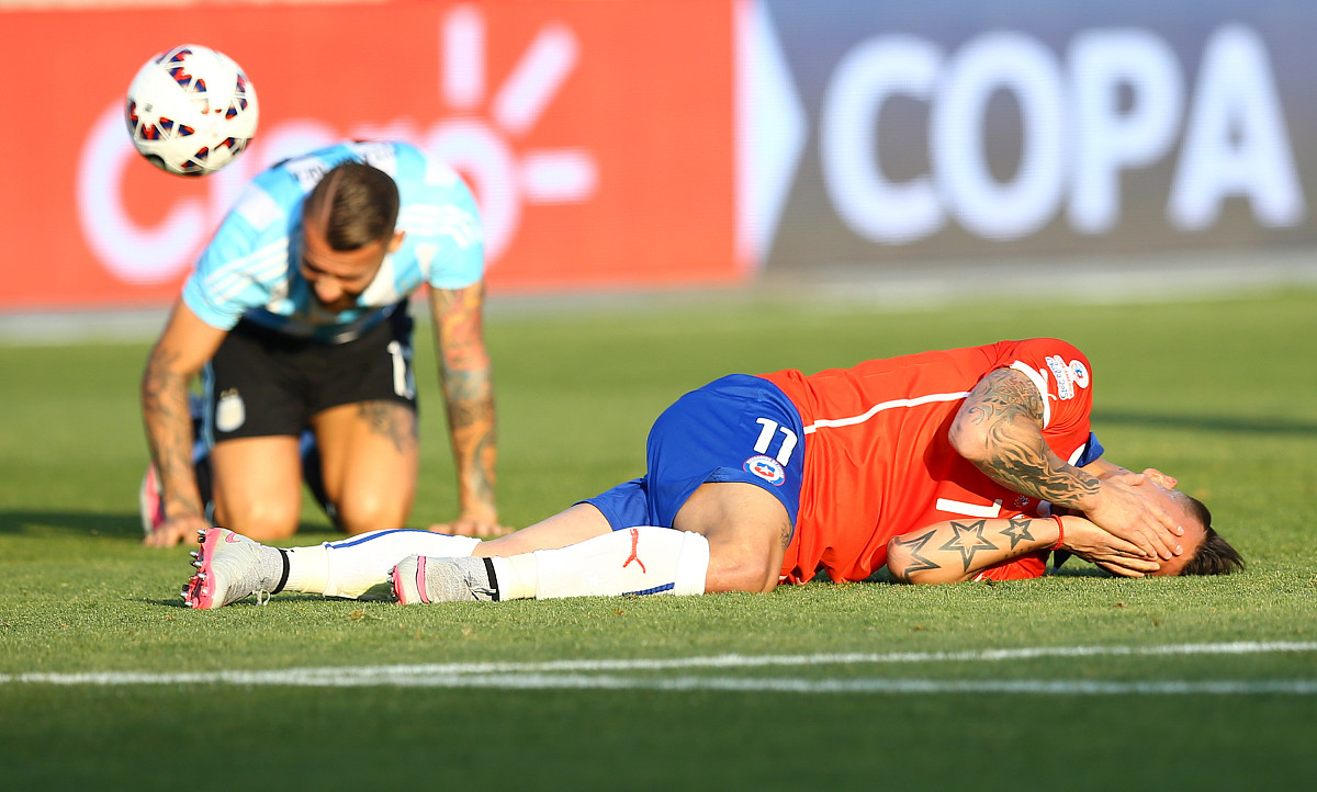 悟空体育官网-比赛中球员因伤离场引发关注